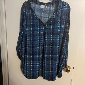 Blue geo print with 3/4 sleeves, rounded shirt tail hem, v-neck, smooth blouse